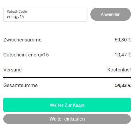 Das Bild zeigt einen Warenkorb im Checkout-Bereich eines Onlineshops. Hier sind die Details zu sehen:

Rabatt-Code: Oben links wurde der Rabattcode "energy15" eingegeben und bestätigt, was durch die Schaltfläche "Anwenden" daneben angezeigt wird.
Zwischensumme: Der ursprüngliche Betrag vor dem Rabatt beträgt 69,80 €.
Gutschein: Der eingegebene Rabattcode "energy15" hat einen Rabatt von -10,47 € gewährt.
Versand: Der Versand ist kostenlos, was durch den Text "Kostenlos!" bestätigt wird.
Gesamtsumme: Nach Abzug des Rabatts beträgt die zu zahlende Gesamtsumme 59,33 €.
Unterhalb der Gesamtsumme befinden sich zwei Schaltflächen:

Weiter Zur Kasse: Diese Schaltfläche ermöglicht es, mit dem Kaufprozess fortzufahren und zur Kasse zu gehen.
Weiter einkaufen: Diese Option ermöglicht es dem Benutzer, weitere Produkte dem Warenkorb hinzuzufügen.
Das Bild zeigt erfolgreich die Anwendung des Gutscheincodes "energy15", der zu einem Rabatt von 15% auf den ursprünglichen Preis führte.