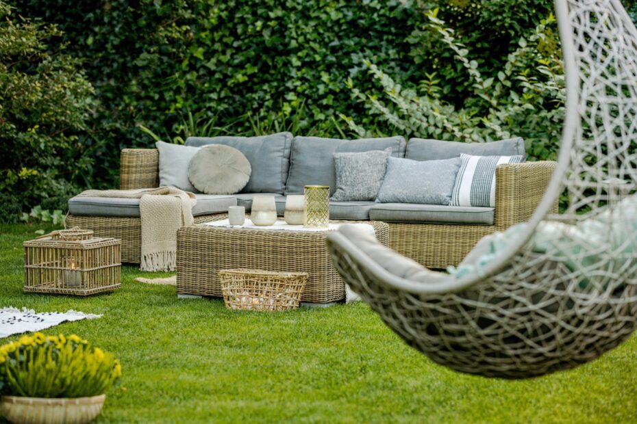 Bild mit schönen Gartenmöbel und einer Hängematte die für Ruhe und Rückzug steht